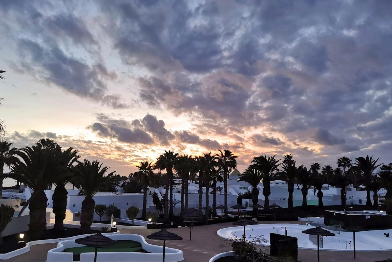 Calypso, apartamento completo con vistas al mar y a la piscina en Costa Teguise Exterior foto